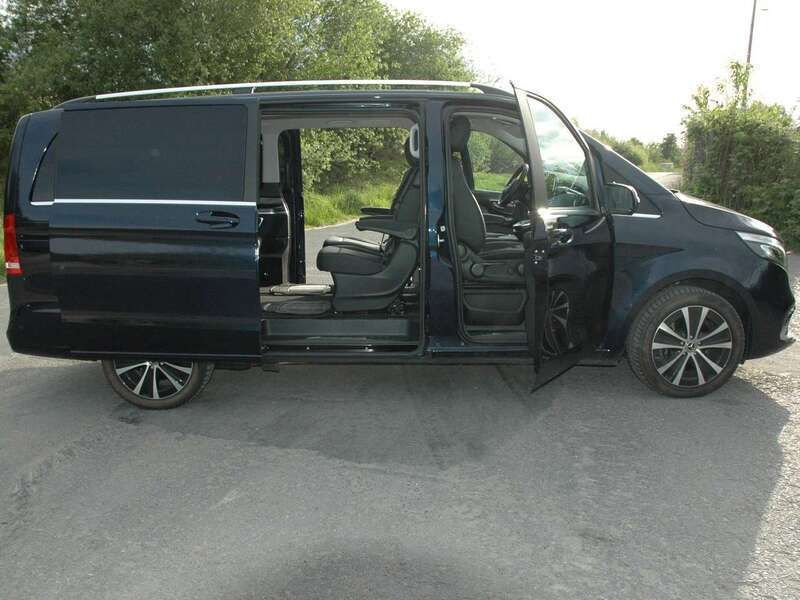 Blau Gebraucht 2023 Mercedes V250 Avantgarde Van / Kleinbus | 56.600 € (Superpreis) - Bild 1/4