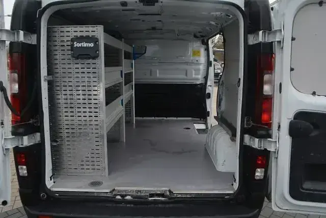 Gebraucht Opel Vivaro 121 PS (88 kW) 2018 Weiß Van / Kleinbus
