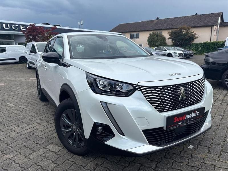 Perlmutt weiß perleffekt (metallic) Gebraucht 2022 Peugeot e-2008 Active SUV | 17.250 € (Superpreis) - Bild 1/4