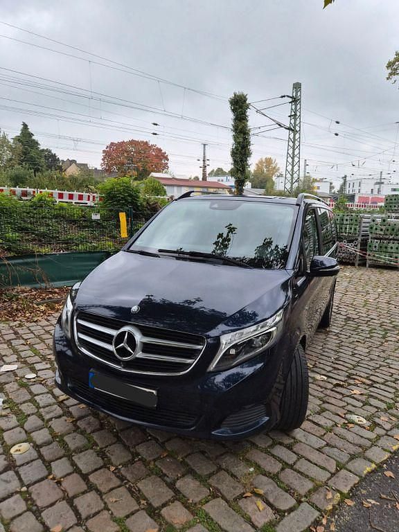 Blau Gebraucht 2014 Mercedes V250 Avantgarde Van / Kleinbus | 25.900 € (Guter Preis) - Bild 1/4