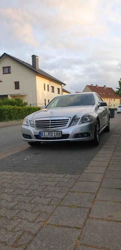 Silber Gebraucht 2010 Mercedes E220 Elegance Limousine | 5.850 € - Bild 1/4
