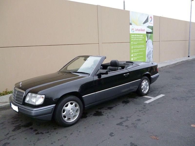 Gebraucht Mercedes E220 150 PS (110 kW) 1995 Schwarz Cabrio