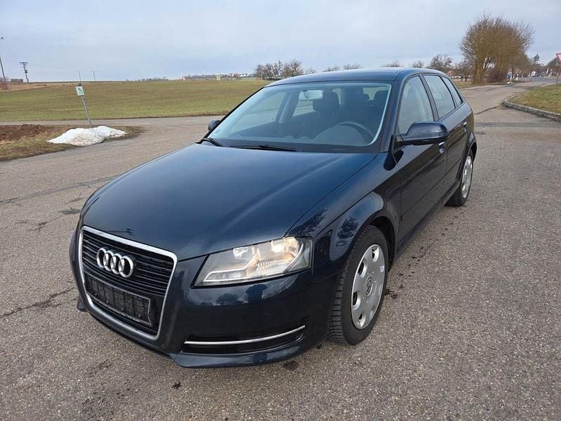 Blau Gebraucht 2011 Audi A3 Attraction Limousine | 4.999 € (Guter Preis) - Bild 1/4