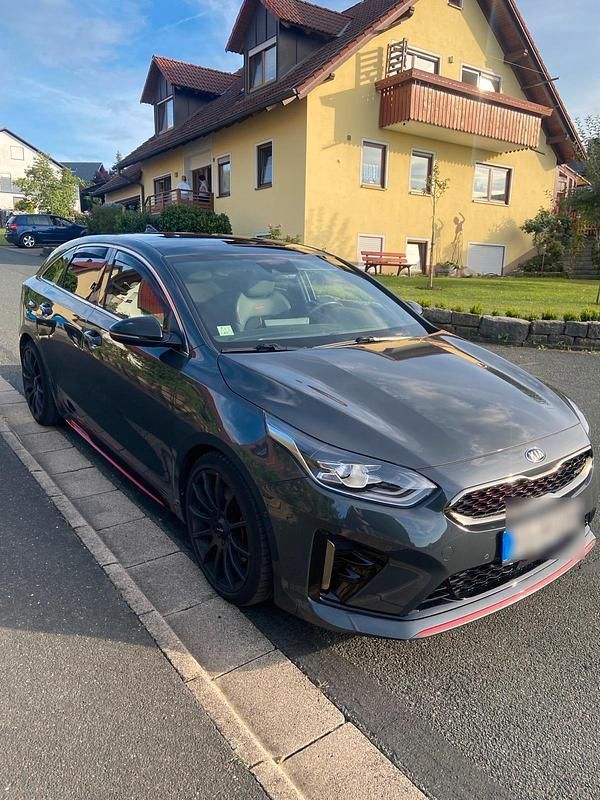 Grau Gebraucht 2021 Kia ProCeed GT Kleinwagen | 24.500 € - Bild 1/4