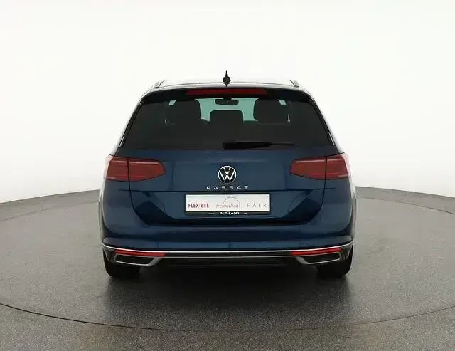 Gebraucht VW Passat Elegance 190 PS (139 kW) 2021 Aquamarinblau metallic (metallic) Kombi