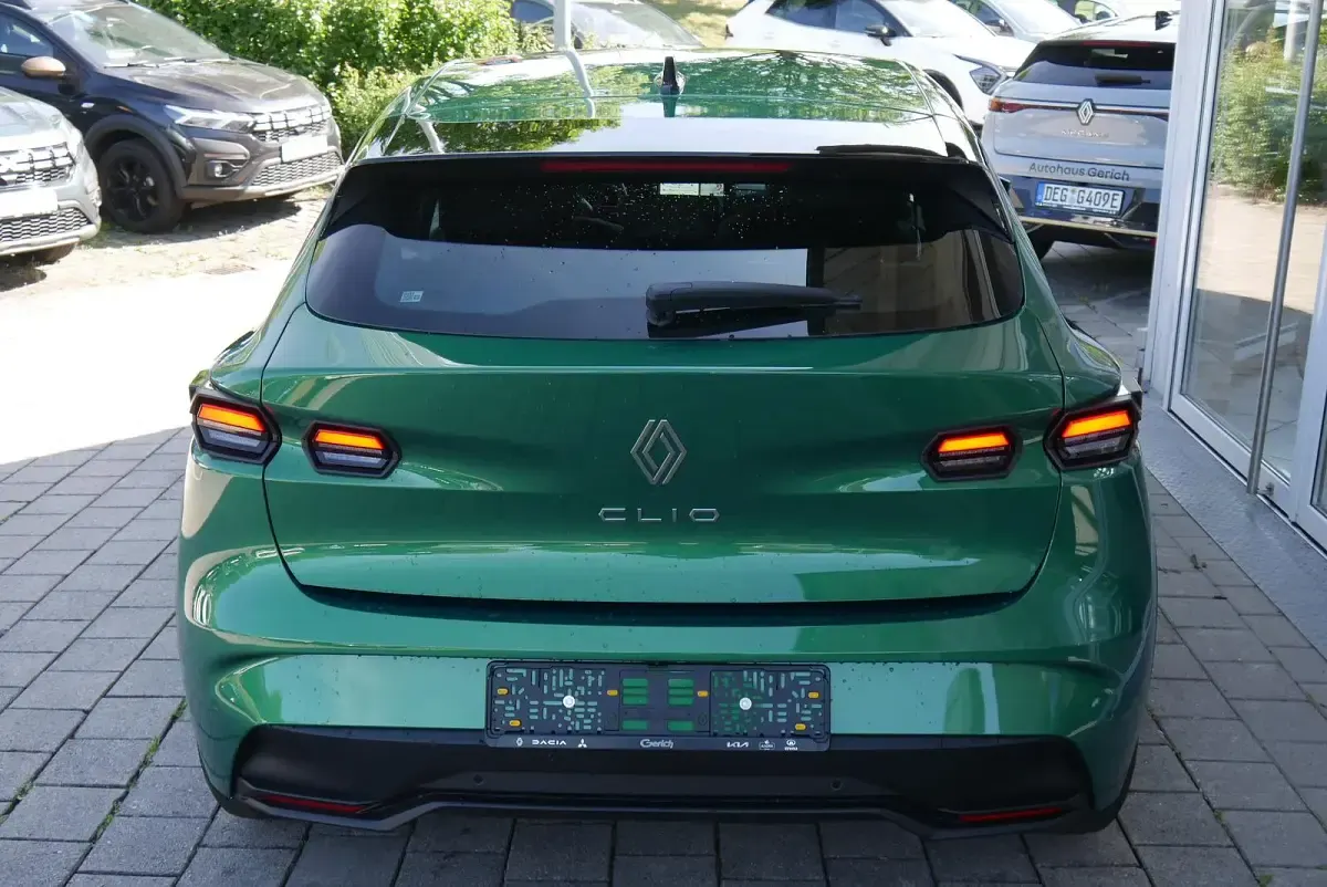 Neu Renault Clio V Evolution 114 PS (83 kW) 2026 Absolutgrün Limousine