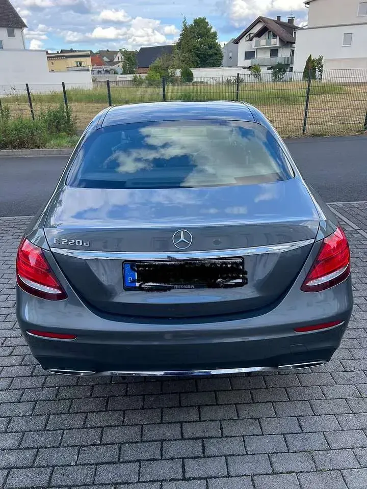 Gebraucht Mercedes E220 194 PS (142 kW) 2016 Grau Limousine