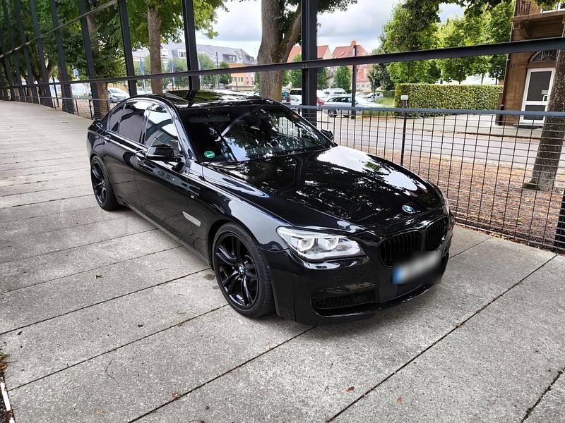 Gebraucht BMW 750 M Sport 381 PS (280 kW) 2014 Schwarz Limousine
