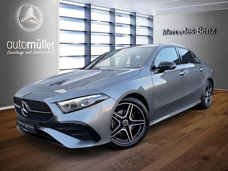 Grau Gebraucht 2024 Mercedes A200 AMG Limousine | 34.780 € (Etwas zu teuer) - Bild 1/3