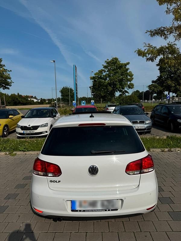 Gebraucht VW Golf VI 105 PS (77 kW) 2012 Weiß Kleinwagen