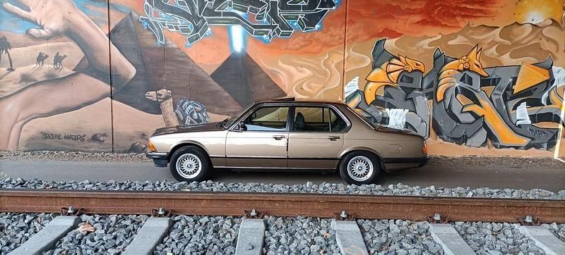 Beige Gebraucht 1985 BMW 745 Limousine | 19.999 € - Bild 1/4