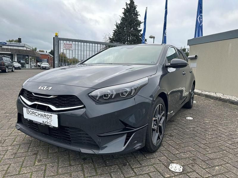 Neu Kia Ceed Style 139 PS (102 kW) 2025 Pentametal metallic (schwarz) Kleinwagen