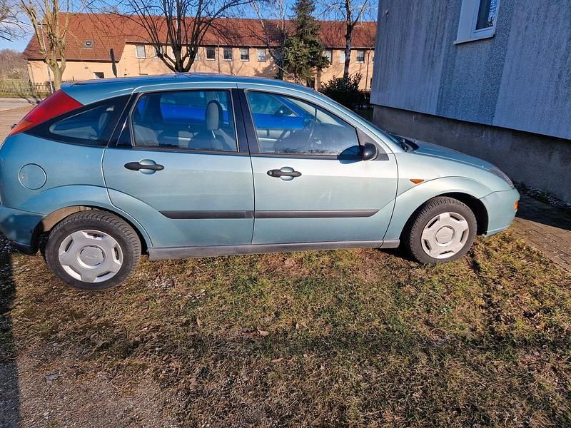 Second-hand Ford Focus 100 CP (73 kW) 1999 Albastru Hatchback