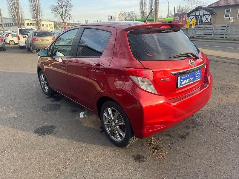 Gebraucht Toyota Yaris Club 99 PS (72 kW) 2013 Rot Limousine
