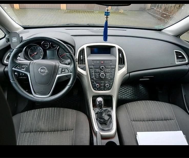 Gebraucht Opel Astra 116 PS (85 kW) 2011 Schwarz Kleinwagen