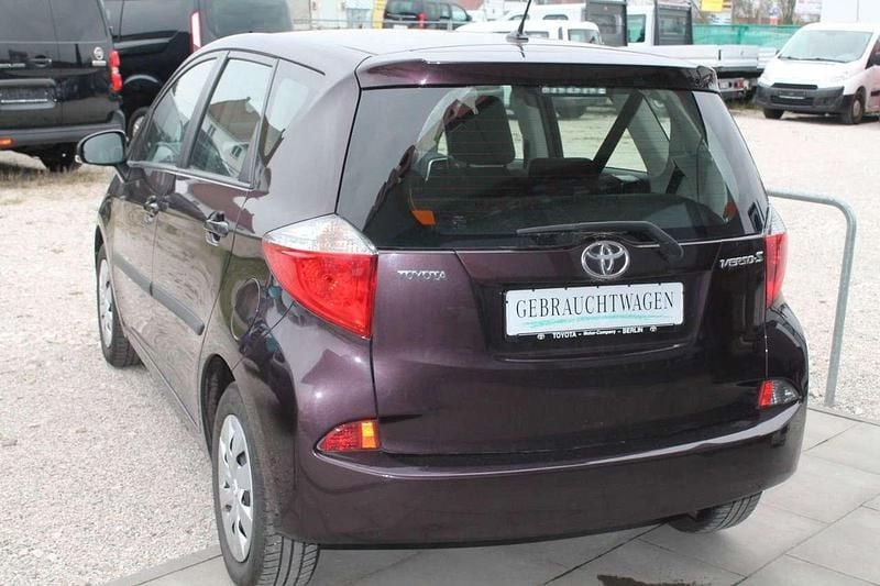 Gebraucht Toyota Verso-S Cool 99 PS (72 kW) 2012 Violett Van / Kleinbus