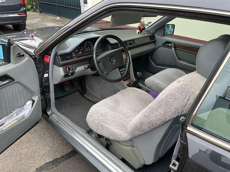 Gebraucht Mercedes E300 179 PS (131 kW) 1989 Schwarz Coupé