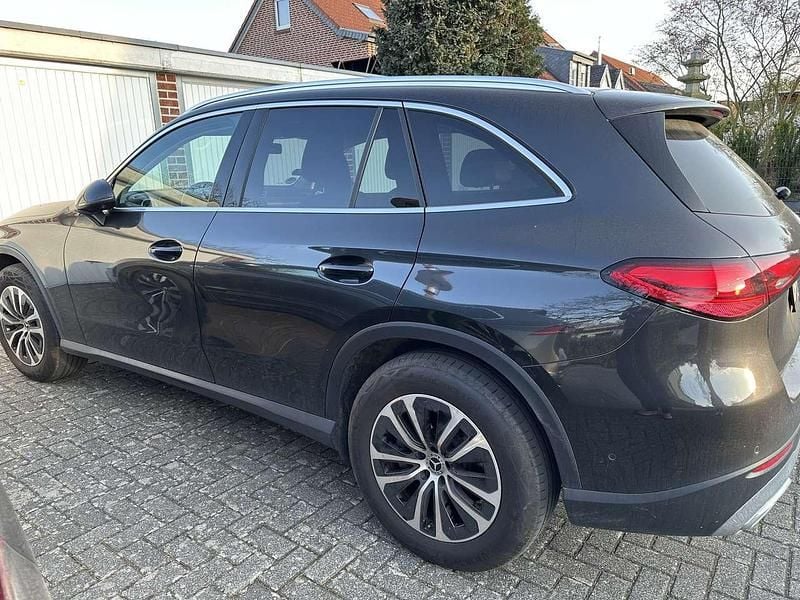 Grau Gebraucht 2023 Mercedes GLC220 Advanced SUV | 53.900 € (Fairer Preis) - Bild 1/4