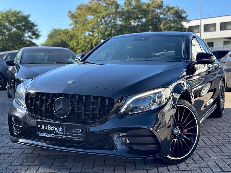 Obsidianschwarz Gebraucht 2019 Mercedes C220 AMG line Limousine | 32.950 € - Bild 1/4