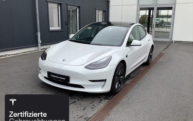Weiß Gebraucht 2021 Tesla Model 3 Long Range Limousine | 30.300 € (Teuer) - Bild 1/4