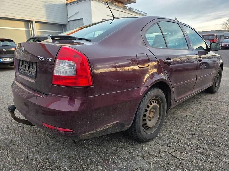 Gebraucht Skoda Octavia Family 105 PS (77 kW) 2011 Rot Limousine