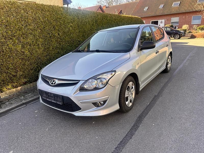 Gebraucht Hyundai i30 105 PS (77 kW) 2011 Silber Limousine