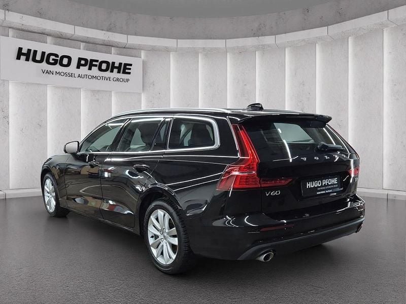 Gebraucht Volvo V60 Momentum 163 PS (119 kW) 2020 Onyx black / metallic Kombi