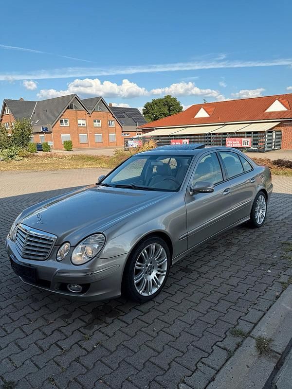 Grau Gebraucht 2007 Mercedes E320 Limousine | 7.800 € (Etwas zu teuer) - Bild 1/4