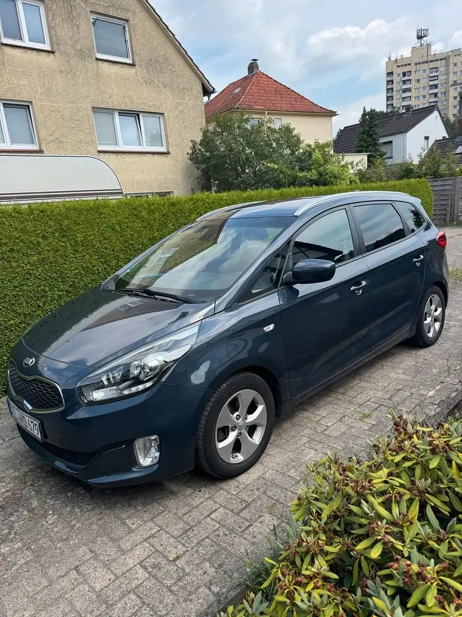 Gebraucht Kia Carens 141 PS (103 kW) 2015 Blau Van / Kleinbus