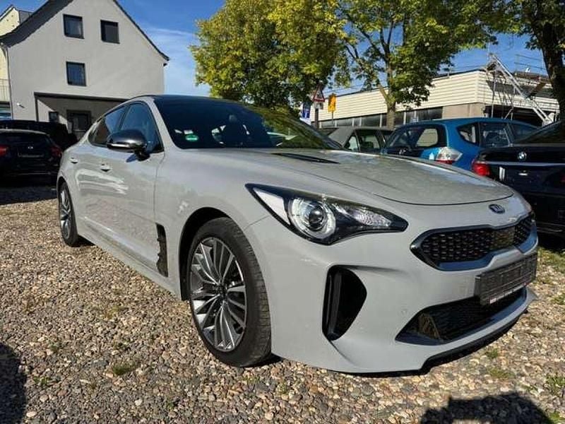 Kreide (metallic) Gebraucht 2019 Kia Stinger GT-Line Kleinwagen | 24.999 € (Fairer Preis) - Bild 1/4