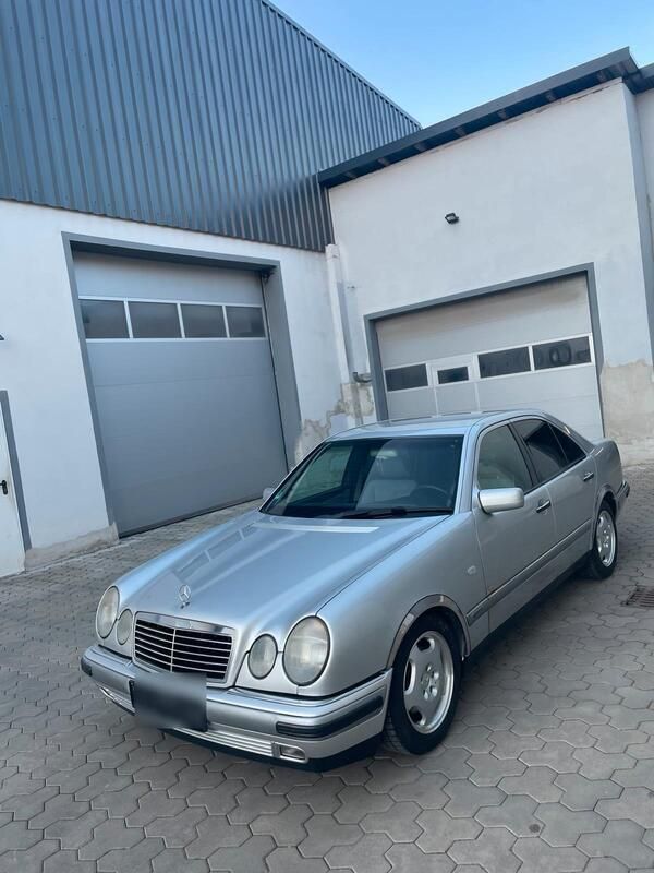 Silber Gebraucht 1997 Mercedes E420 Limousine | 2.400 € - Bild 1/4