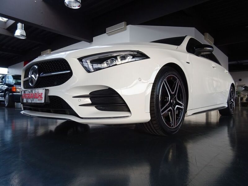 Weiß Gebraucht 2020 Mercedes A180 AMG line Limousine | 23.480 € (Fairer Preis) - Bild 1/4