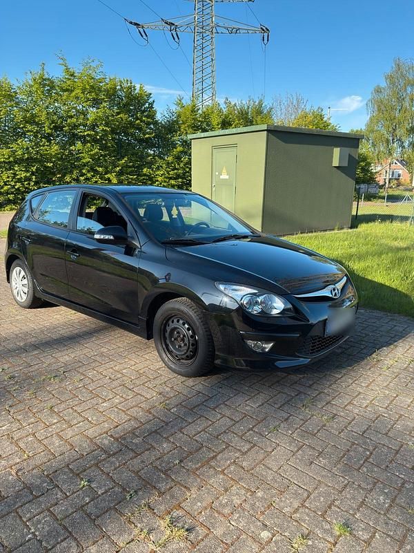 Gebraucht Hyundai i30 120 PS (88 kW) 2011 Schwarz Kleinwagen
