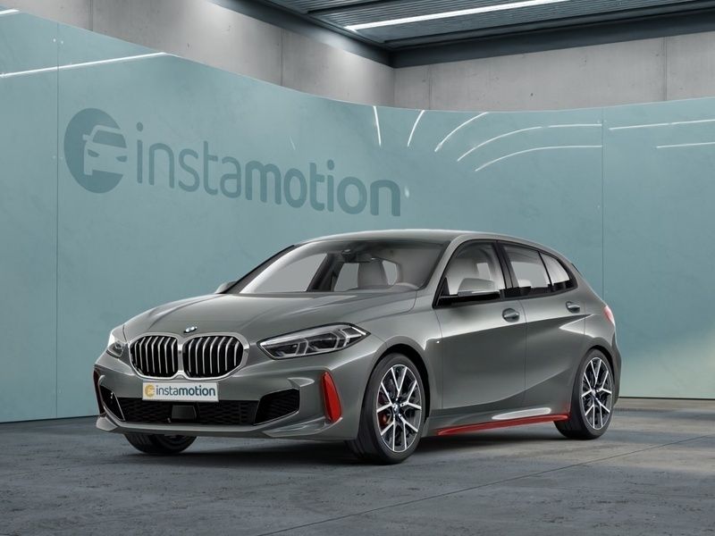 Grau Gebraucht 2024 BMW 128 Sport Line Limousine | 37.550 € (Fairer Preis) - Bild 1/3