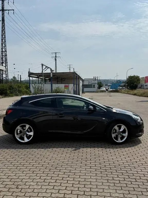Gebraucht Opel Astra GTC Innovation 140 PS (102 kW) 2012 Schwarz Limousine