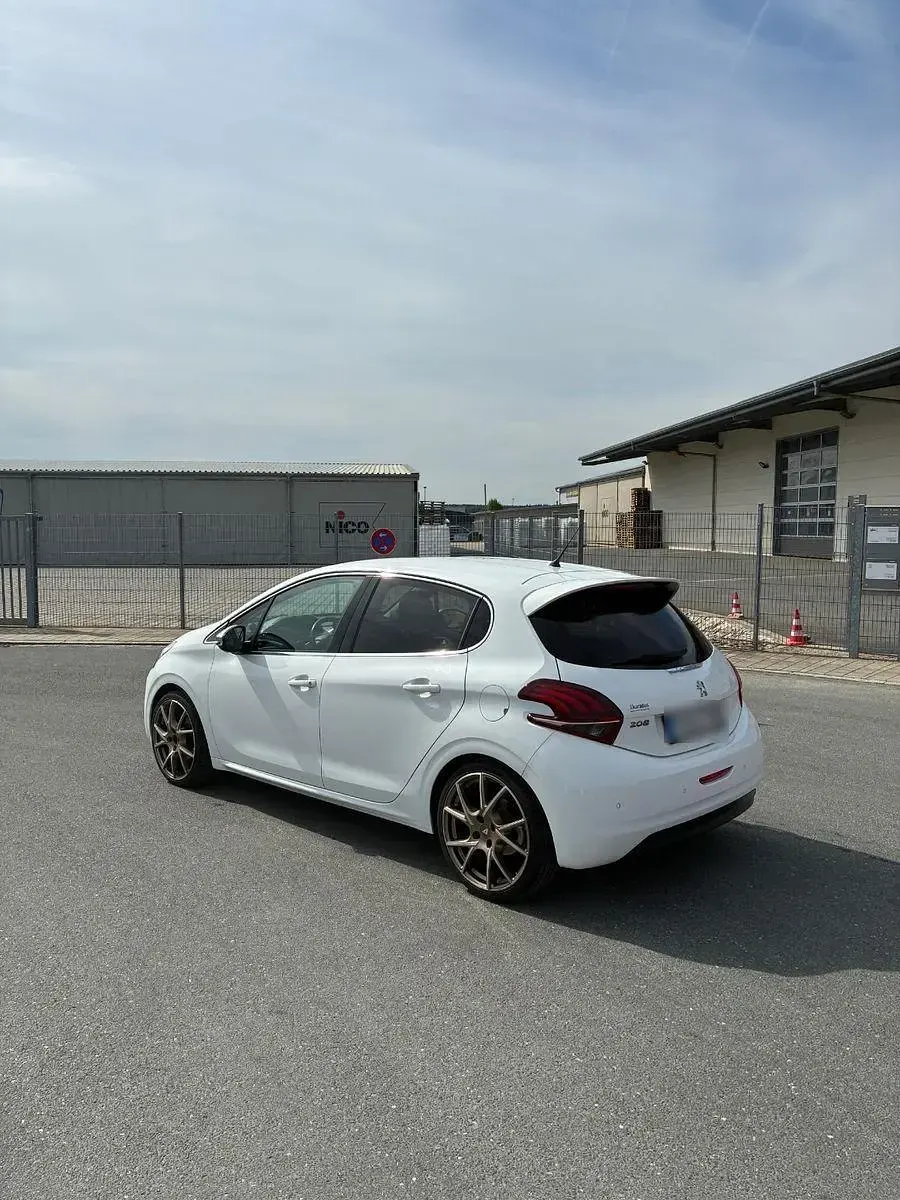 Gebraucht Peugeot 208 Allure 165 PS (121 kW) 2015 Weiß Kleinwagen