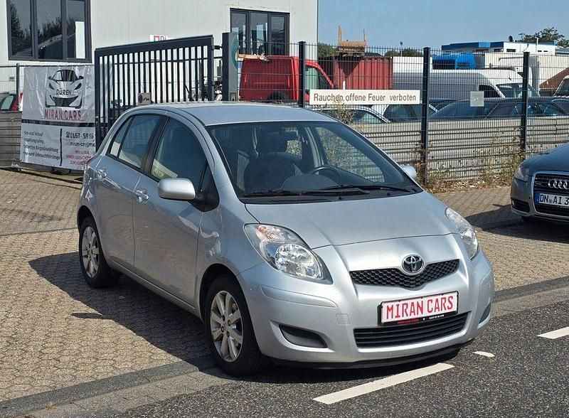 Silber Gebraucht 2009 Toyota Yaris Limousine | 2.500 € (Fairer Preis) - Bild 1/4