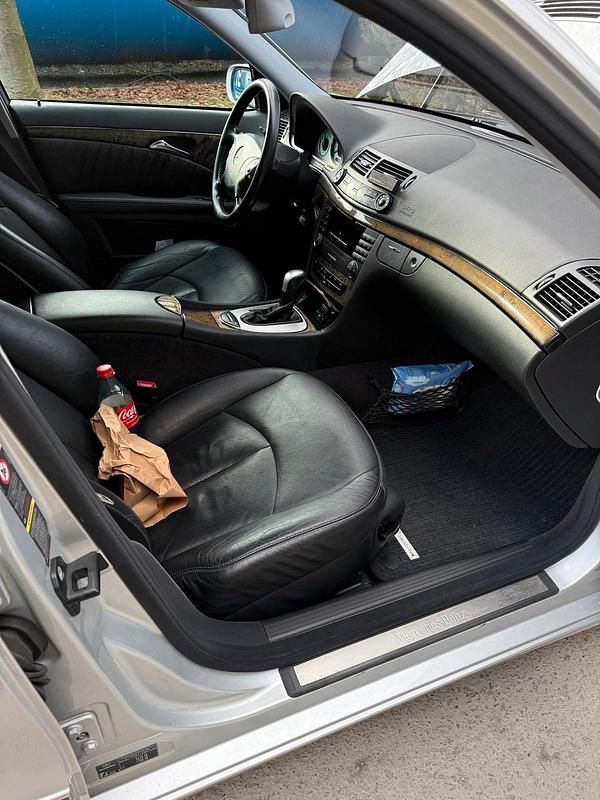 Silber Gebraucht 2005 Mercedes E280 Limousine | 6.999 € - Bild 1/4