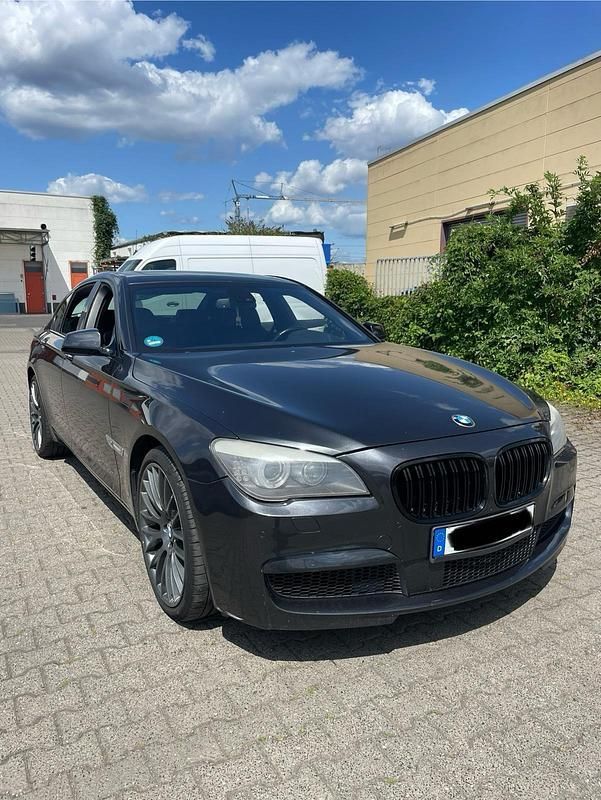 Grau Gebraucht 2011 BMW 740L Limousine | 13.000 € - Bild 1/4