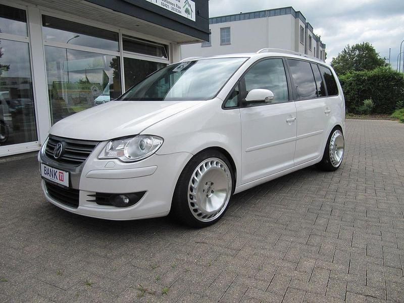 Weiß Gebraucht 2009 VW Touran Highline Van / Kleinbus | 7.999 € (Etwas zu teuer) - Bild 1/4