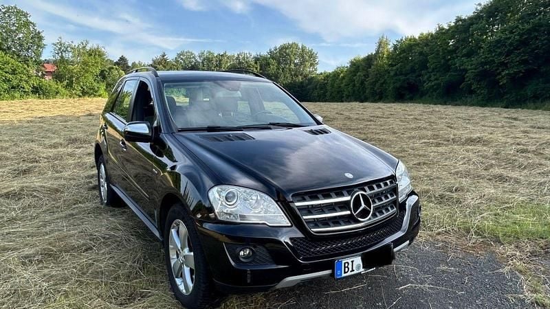 Schwarz Gebraucht 2010 Mercedes ML300 SUV | 7.900 € (Fairer Preis) - Bild 1/4