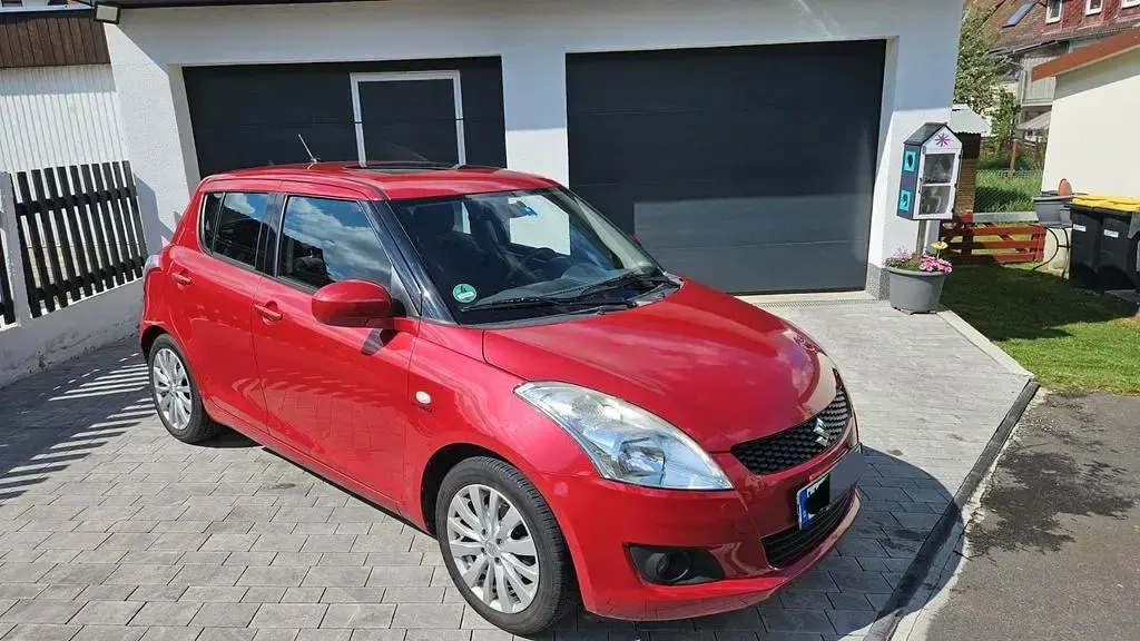 Używany Suzuki Swift 94 KM (69 kW) 2012 Czerwony Hatchback