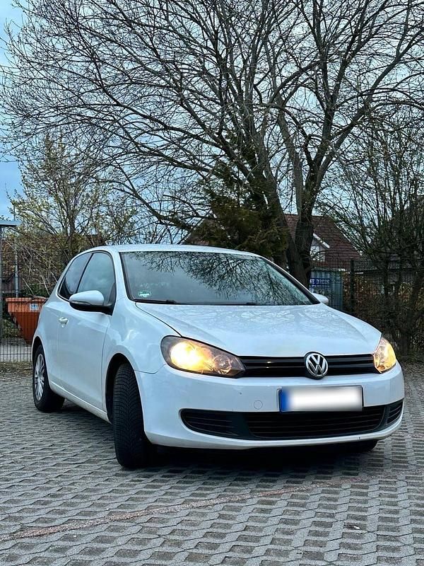 Gebraucht VW Golf VI 102 PS (75 kW) 2010 Weiß Kleinwagen