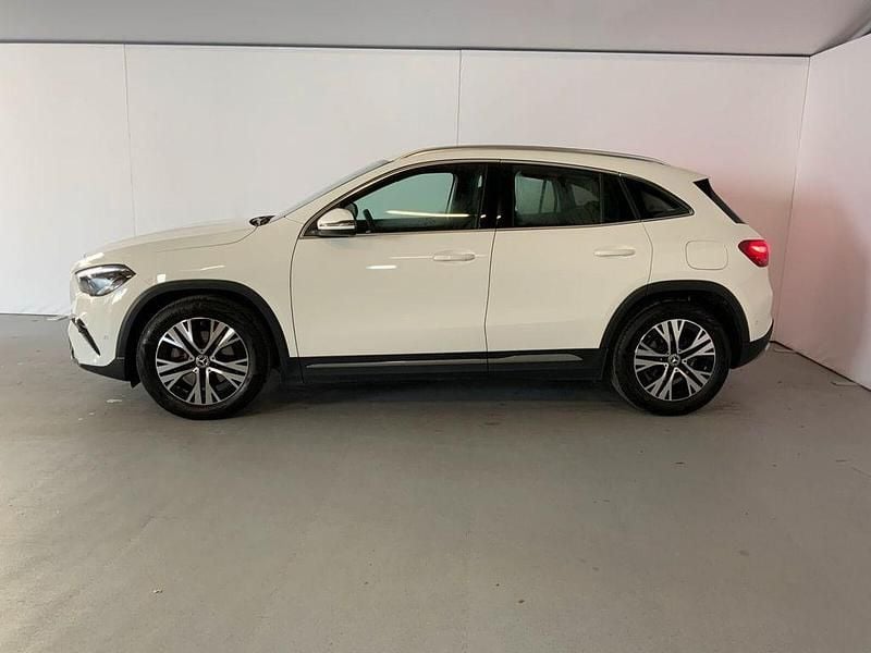 Gebraucht Mercedes GLA180 Progressive 136 PS (100 kW) 2024 Unilack polarweiß SUV