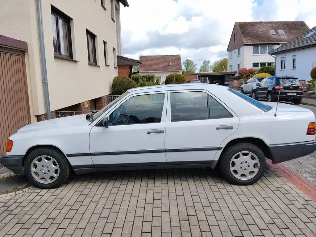 Gebraucht Mercedes E230 136 PS (100 kW) 1986 Weiß Limousine