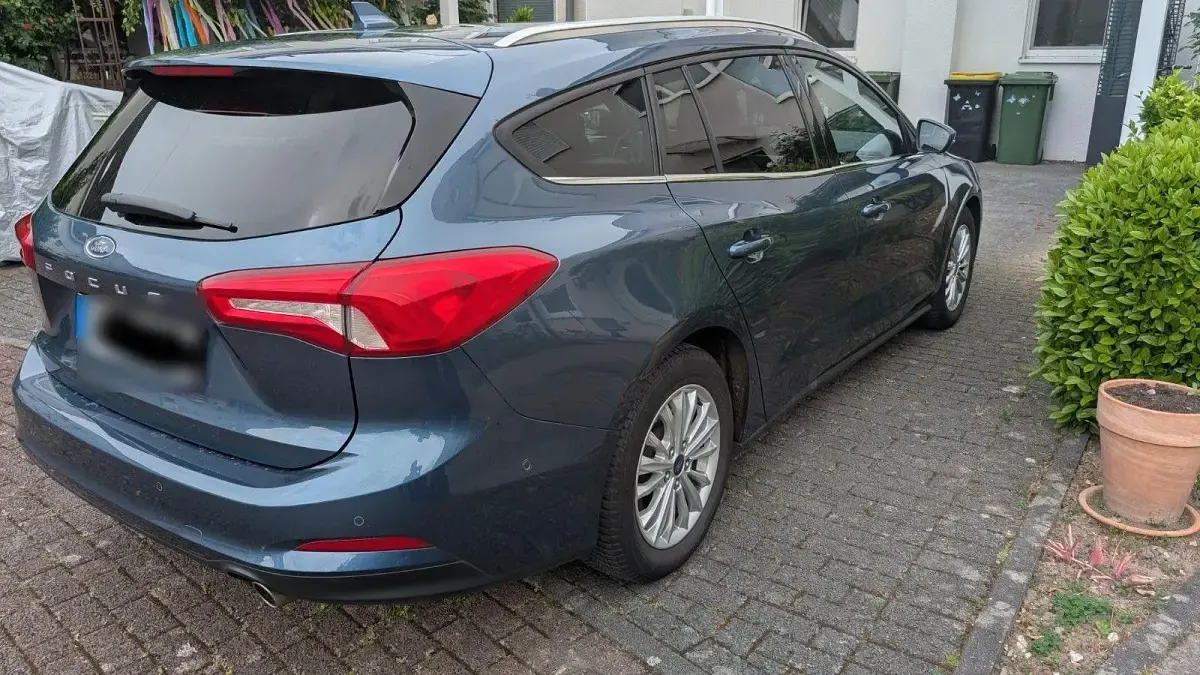Gebraucht Ford Focus Titanium 120 PS (88 kW) 2018 Blau Kombi