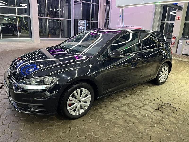 Schwarz Gebraucht 2017 VW Golf Trendline Limousine | 8.650 € (Guter Preis) - Bild 1/4