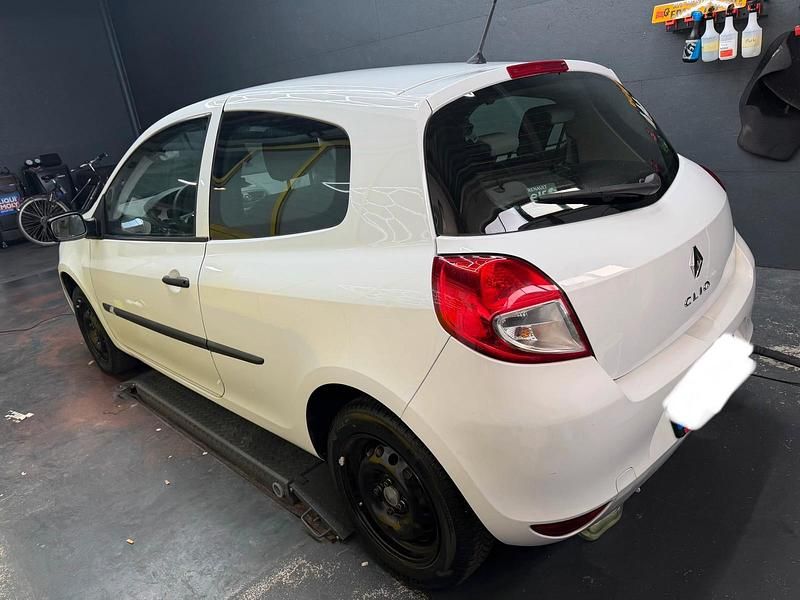 Gebraucht Renault Clio II 75 PS (55 kW) 2009 Weiß Kleinwagen