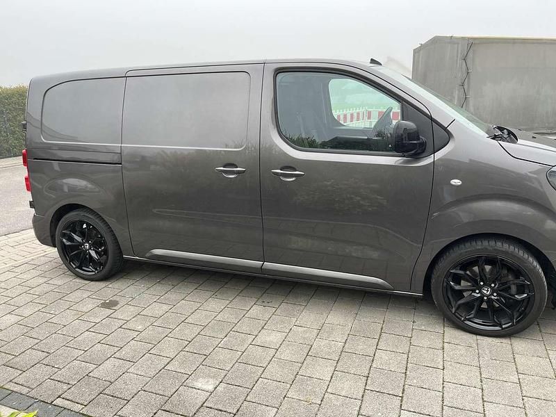 Gebraucht Peugeot Expert 144 PS (105 kW) 2023 Grau Van