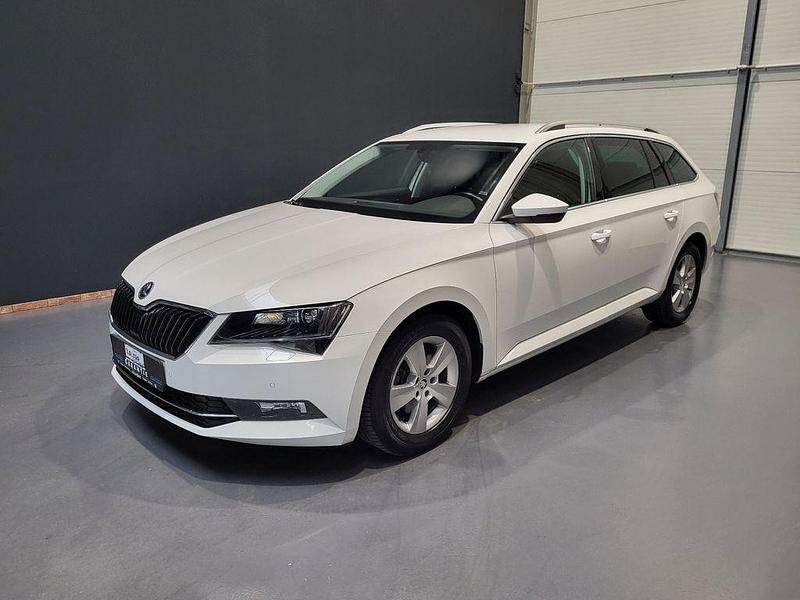 Candyweiss Gebraucht 2018 Skoda Superb Ambition Kombi | 17.950 € (Fairer Preis) - Bild 1/4